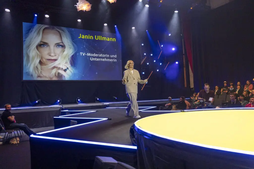 Janin Ullmann NEXT LEVEL SPEAKERS Presenter, Podcaster und Speaker for Female Empowerment, Financial Expert